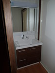 洗面台：水栓カランが後の壁から出ているので、以前のものより汚れにくい仕様です。