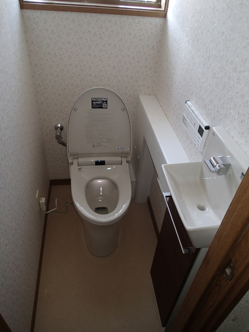 トイレリフォーム 山陽小野田市：リフォームトイレ、手洗いセットで配管工事が簡単